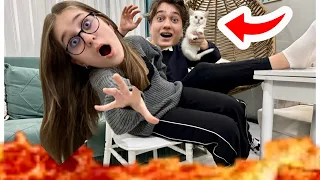 Kedimiz ile Yerde Lav Var Oyunu Oynadık | Funny Challenge