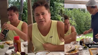 Leonardo PEGANDO no PÉ da sua esposa Poliana. Esse Léo não tem jeito kkkk