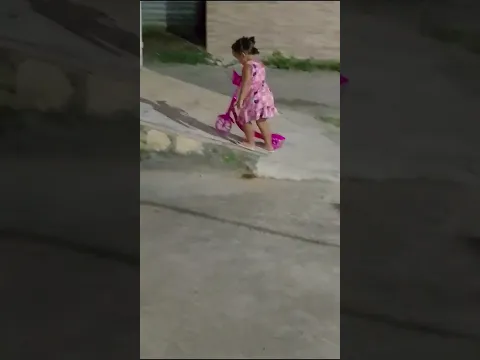 Ayla 25/11/2024 brincando com patinete .#crianças #aventura #desenho