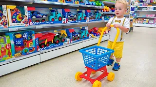 Little Chris fait semblant de jouer avec des jouets - meilleures vidéos avec son petit frère