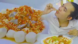 Eat raw shrimp with meatballs, fish sauce, chilli #0003