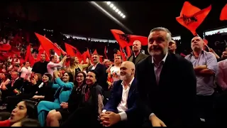 Elvana Gjata ndez atmosferën me këngën “Kuq e Zi” 🇦🇱😍 në pallatin e sportit në Milano