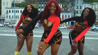 Noite e Dia  Lhe Empurra Video Oficial