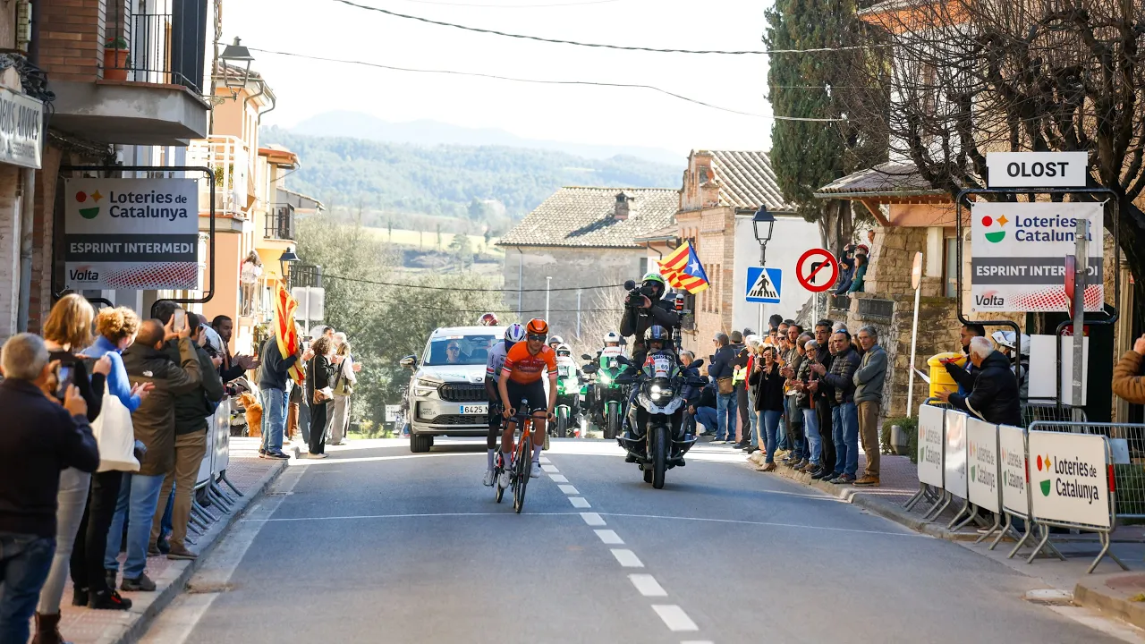 Ethan Vernon guanya l’etapa de la Volta que ha passat per Osona i el Lluçanès