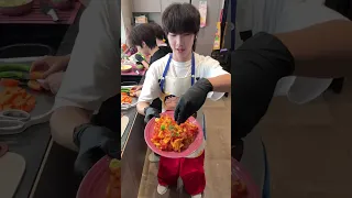 EP.12｜小张大厨地位不保！@zhangjiayi0409 #张嘉懿Austin #养成系 #10后 #vlog #人类幼崽成长记