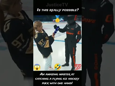 An unbelievable master🏆 at catching a flying ice hockey puck with one hand!😱 Is that possible?💯