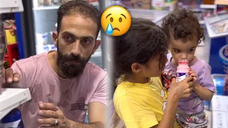 اكتشف الطفله وهيه بتسرق حليب من البقاله ولكن لن تصدق ماذا فعل لها عندما صرخ لها؟؟