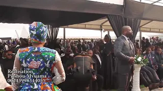 Moïse dirige le protocole ,Mile Kalambay dépose sa  fleurs au mausolée de l'apôtre Emmanuel Mbiye