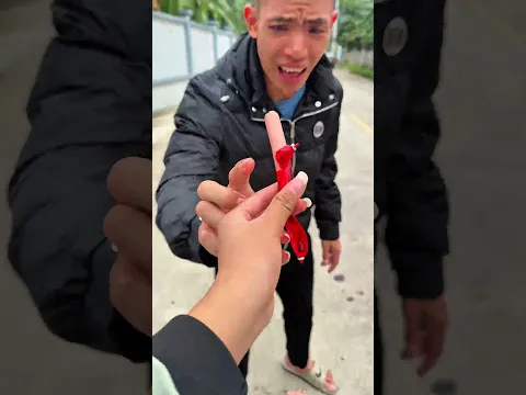Điềm cầm xúc xích, rắn bò ra thiệt luôn 👀