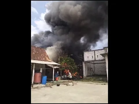 ASTAGHFIRULLAH !! KEBAKARAN RUMAH DI DUSUN TUTUP BATURAGUNG #shorts #kebakaranrumah