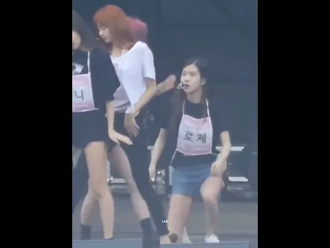When Jisoo tells Rosé to skip the choreography #blackpink