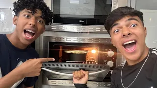QUASE QUE EXPLODIMOS A COZINHA FAZENDO BOLO E PIZZA!😱 *Estevão e Gabriel cozinhando