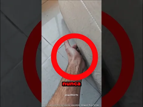 NUNCA Bote A Mão EMBAIXO Do SOFÁ! 😳🤢 #curiosidades #shorts