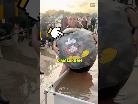 Ayah ini ikut permainan nangkap ikan😱