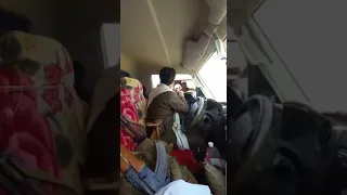 مواطن من ابناء المهرةبمواجهة صريحة مع ضباط سعوديين من قوات الاحتلال السعودي في جنوب شرق اليمن المهرة