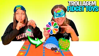 ENGANEI O TIO LUCAS NAS TROCAS DE FIDGET TOYS DE OLHOS VENDADOS / TROCANDO FIDGET TOYS