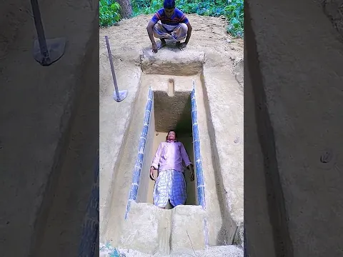 লোকটা কবরে কেন শুয়ে আছে?