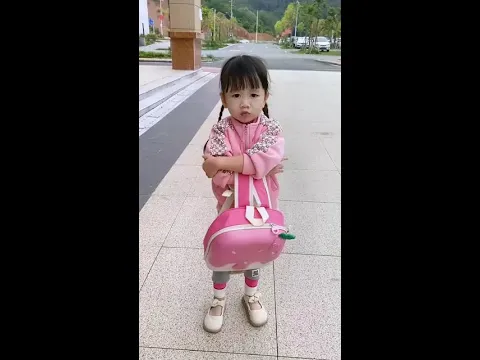 不靠譜爸爸帶娃，閨女還沒上車就走了，也不知道他急急忙忙去見誰#爸爸带娃 #家有萌娃 #亲子#funny #babygirl #亲子