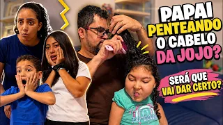 Papai ta penteando o cabelo da JOJO!