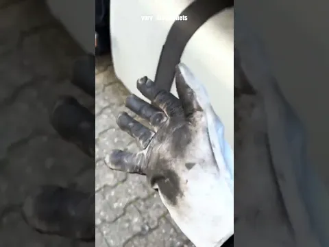 Пока он спал в фуре, её подперли. Утром камеры вокруг, но он нашёл решение