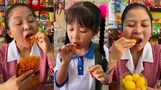 Tiệm tạp hóa làng quê 80s – nơi lưu giữ gói bim bim cay của tuổi thơ cô bé.