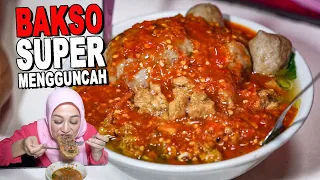 PAS DIBELAH BAKSONYA GURIHNYA MALAH MAKIN MAKIN!! BAKSO LEGEND MAS ARI!!
