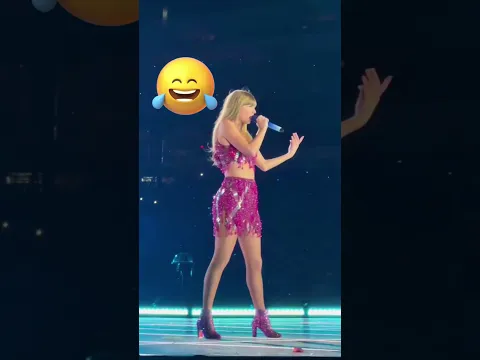 The singer made such a sound on stage that everyone burst into laughter! 😂🎤#shortvideo