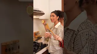 هديل مرعي ومها جعفر في المطبخ تفتكرو يعرفون يطبخن 