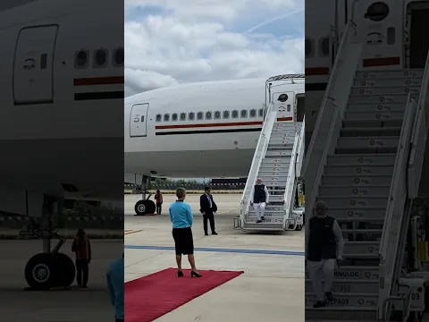 PM Modi's Grand Welcome in Paris | French PM Borne warmly greets him at the airport!