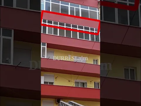 Vetrata e duraluminit rrezikon të shkëputet nga ballkoni i pallatit