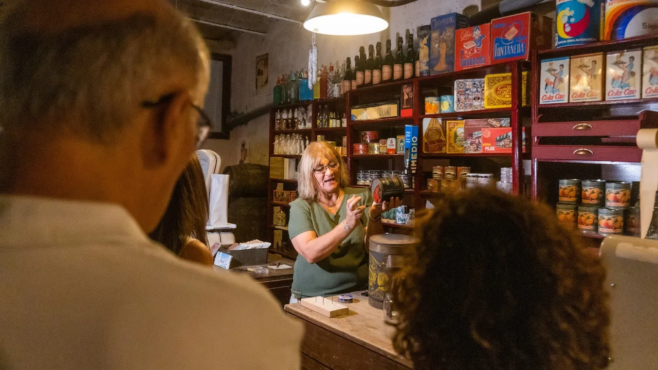 Inauguren l’exposició Vic d’Ahir, un viatge als comerços d’abans