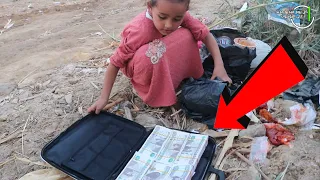 بنت صغيره فقيره لقت شنطه فيها مليون جنيه فى الزباله مش هتصدق عملت اى مفاجاه