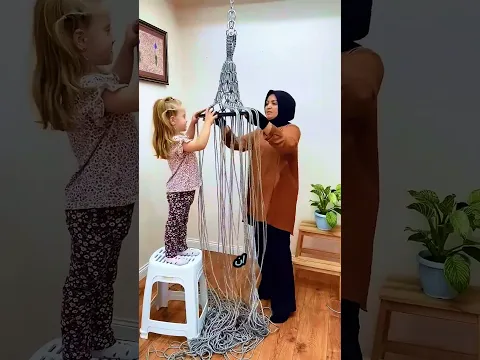كيف حولت فتاة حبلًا قديمًا إلى أرجوحة رائعة لابنتها 🥰 #shorts