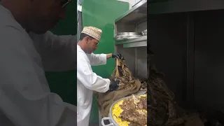 راعي مطعم الشواء العماني يضبط صواني شواء العيد من الخصفة لصواني (الحيل-الغبرة-العامرات) @alshiwa
