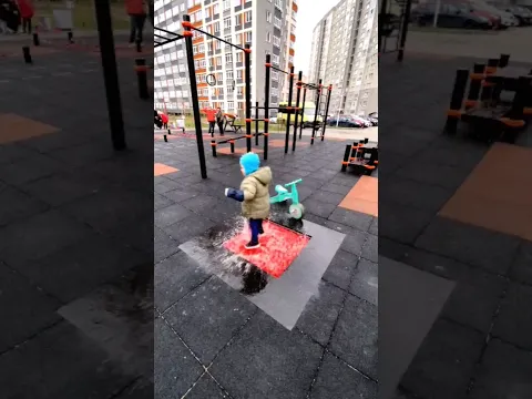 Ada Mainan Becek-Becekan Air Di Taman Bermain Anak Ini