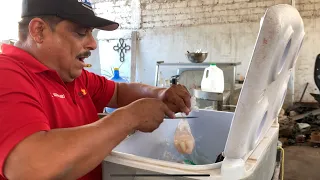 Así vendía sus mariscos antes de ser carero en su moto el mariskero