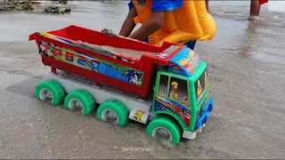bermain air, truk dan pasir di pantai