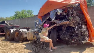 Criei coragem e vim ver o caminhão foi um milagre eu sair com vida daqui. سائق شاحنة.