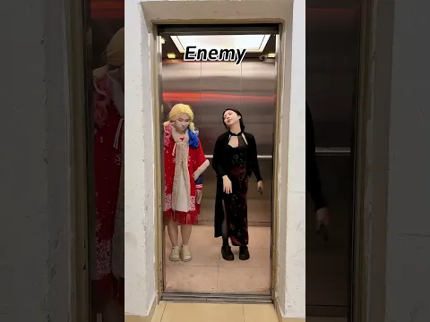 Attitude toward different people entering the elevator#joker #cosplay