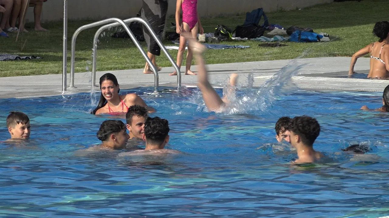 Algunes piscines de la comarca d’Osona obren abans d’hora per la forta calor