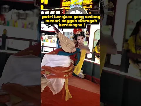 putri kerajaan yang sedang menari anggun ditengah keramaian⁉️