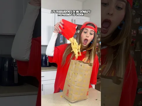 Los trabajadores de McDonalds preparando tu orden: