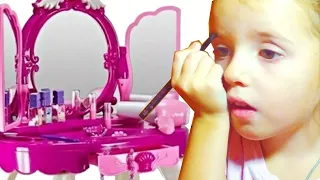 Играем с косметикой для девочек. Столик с зеркалом и волшебное превращение