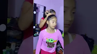 Mira lo que le pasa a Daniela por distraída
