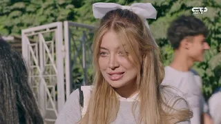 هل تنتهي عداوة حلا ويارا بعد هذا الموقف؟ 👀 | مسلسل المقعد الأخير على منصة دبي بلس