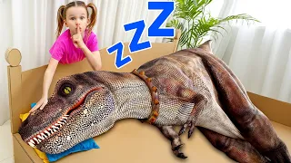 Stephi sevimli bebek dinozorlara ve kocaman T-Rex’e sabah rutininde bakıyor
