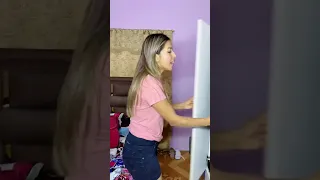 Daniela mira lo que hace