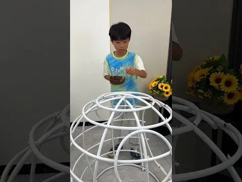 Max fez um incrível carro de abóbora com brinquedos velhos!😍❤️#shorts