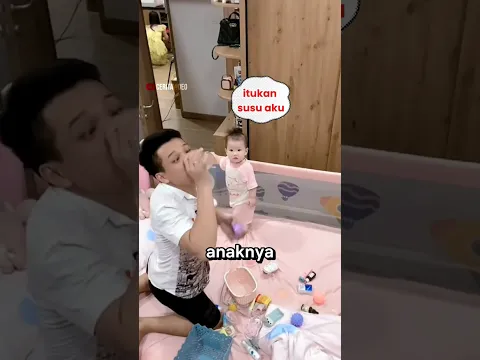 si Ayah berpura-pura menjaga anaknya😁