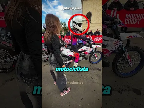 Ella Eligió La Acrobacia Más Difícil 😱🏍️